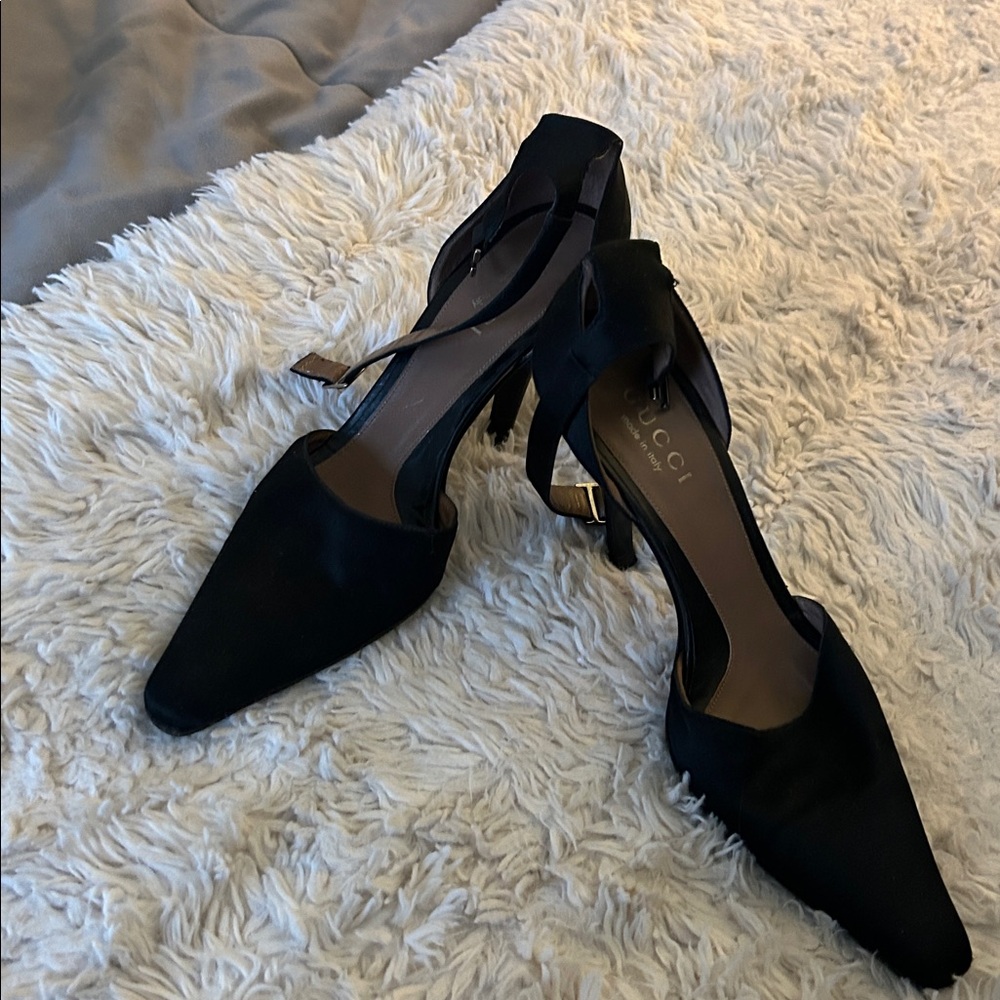 Beautiful Gucci Black Satin Heels. - Picture 2 of 4